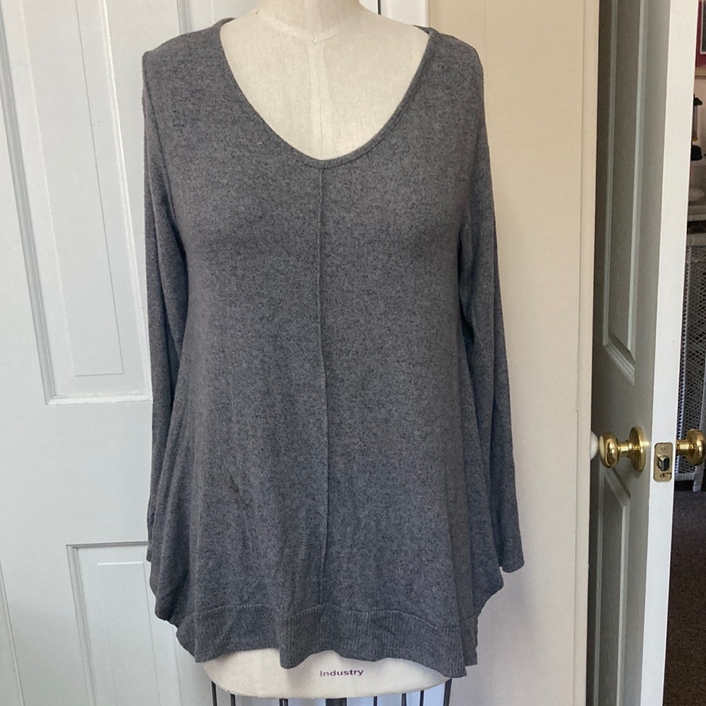 Sinuous Ribbed Bottom V Neck Super Soft Pullover, sizes S & M- NWT